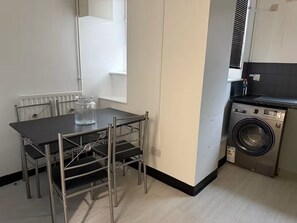 Dining - Central London 2BR APT, Ideal for Work & Family, Walk to London Bridge & Eye (London)