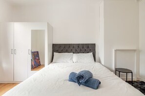 2 bedrooms, iron/ironing board, WiFi, bed sheets - Central London 2BR APT, Ideal for Work & Family, Walk to London Bridge & Eye (London)