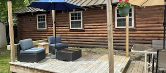 Cabin with big fenced yard-firepit-walking distance to Sacandaga lake- pets ok