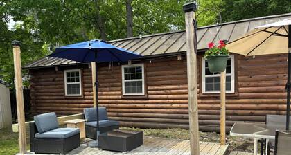 Cabin with big fenced yard-firepit-walking distance to Sacandaga lake- pets ok