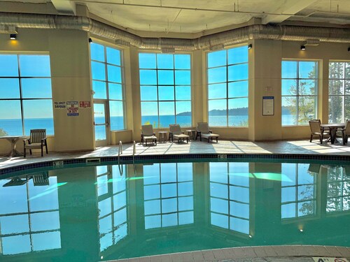 NEWLY LISTED Condo on Lake Superior~Balcony, Kitchen, Pool, Hot Tub, Sauna