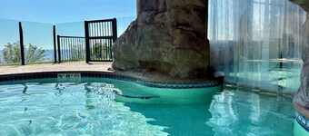 NEWLY LISTED Condo on Lake Superior~Balcony, Kitchen, Pool, Hot Tub, Sauna