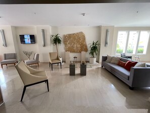 Smart TV - EAGLE BEACH-Luxury condo at LeVent with 5th floor ocean views (Eagle Beach, Oranjestad)