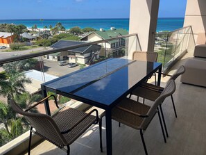 Outdoor dining - EAGLE BEACH-Luxury condo at LeVent with 5th floor ocean views (Eagle Beach, Oranjestad)