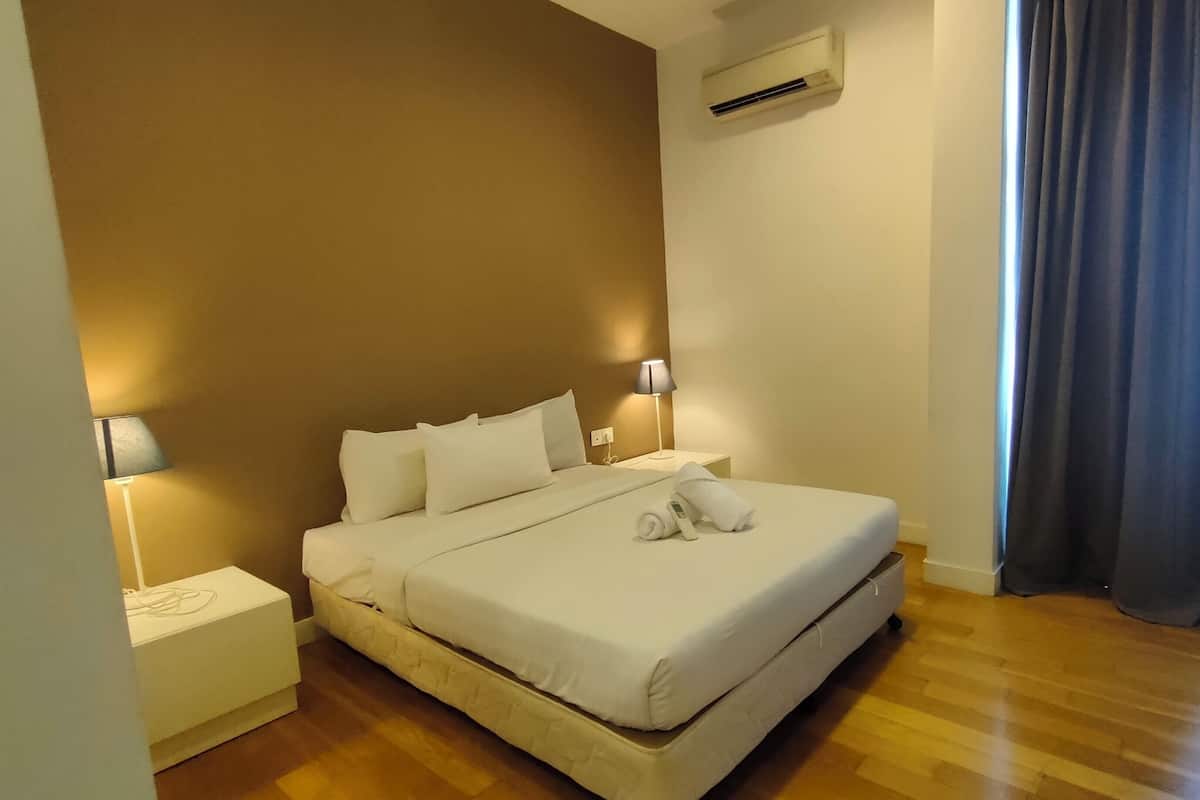 خزنة داخل الغرفة ومكتب ومساحة عمل للكمبيوتر المحمول ومكواة/لوح كي