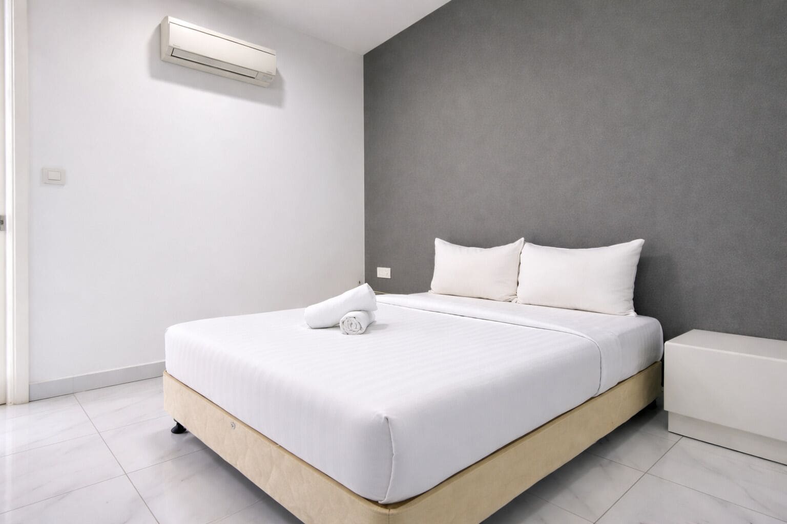 高級寝具、セーフティボックス (室内)、デスク、ノートパソコン用作業スペース