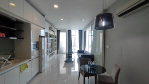 Premium bedding, in-room safe, desk, laptop workspace - The Platinum KLCC by StayFlow (Kuala Lumpur)