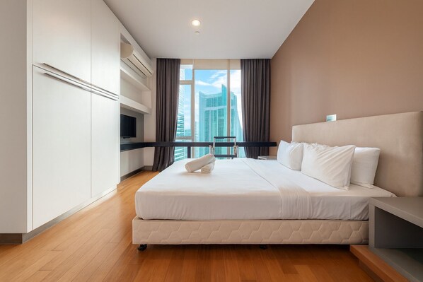 จูเนียร์สตูดิโอ, วิวเมือง | ตู้นิรภัยในห้องพัก, โต๊ะทำงาน, พื้นที่ทำงานแบบใช้แล็ปท็อป