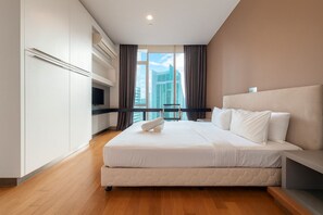 Monolocale Junior, vista città | Una cassaforte in camera, una scrivania, postazione laptop