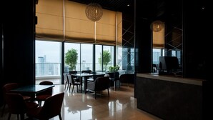 Ein moderner Büroarbeitsplatz mit großem Tisch, Stühlen und einer Rezeption.
