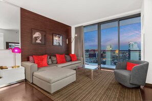 TV - Luxury Strip-View Studio • No Resort Fees • Free Parking! (Las Vegas)