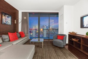 TV - Luxury Strip-View Studio • No Resort Fees • Free Parking! (Las Vegas)