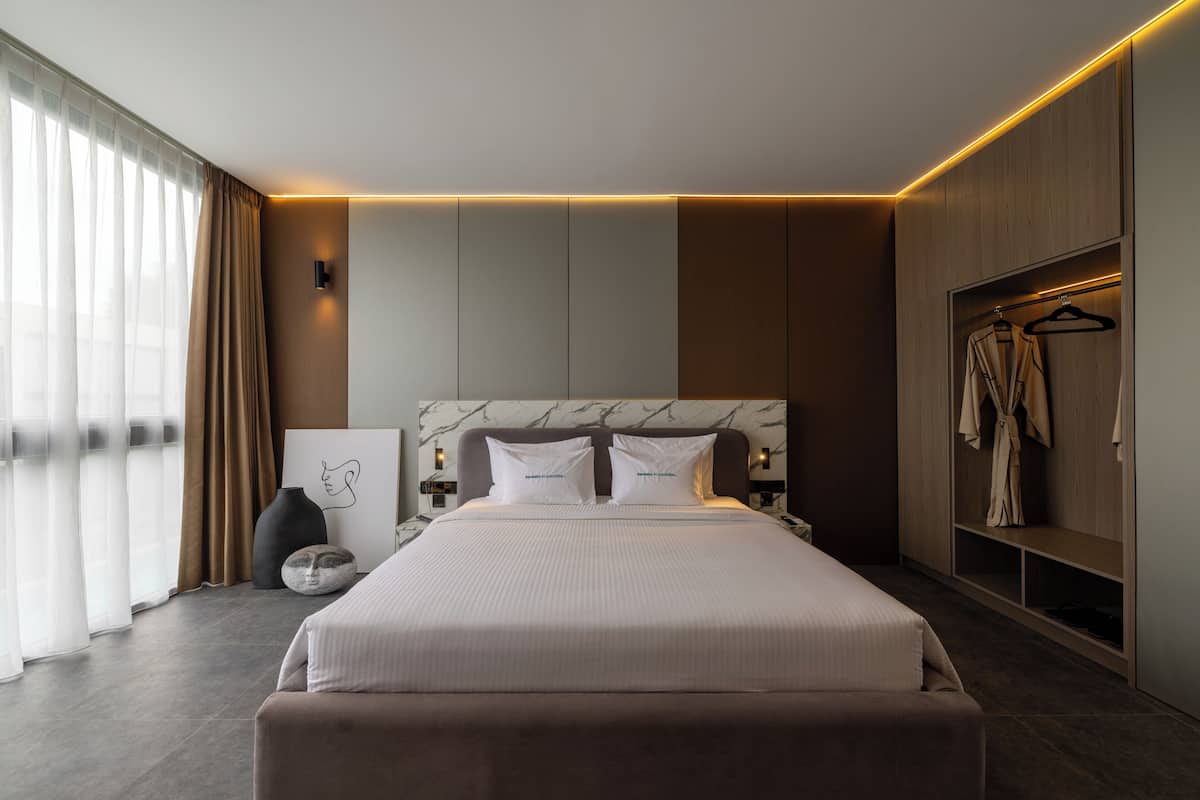 ستائر تعتيم وتجهيزات عازلة للصوت ومكواة/لوح كي وواي فاي مجانًا