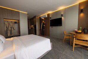 ستائر تعتيم وتجهيزات عازلة للصوت ومكواة/لوح كي وواي فاي مجانًا