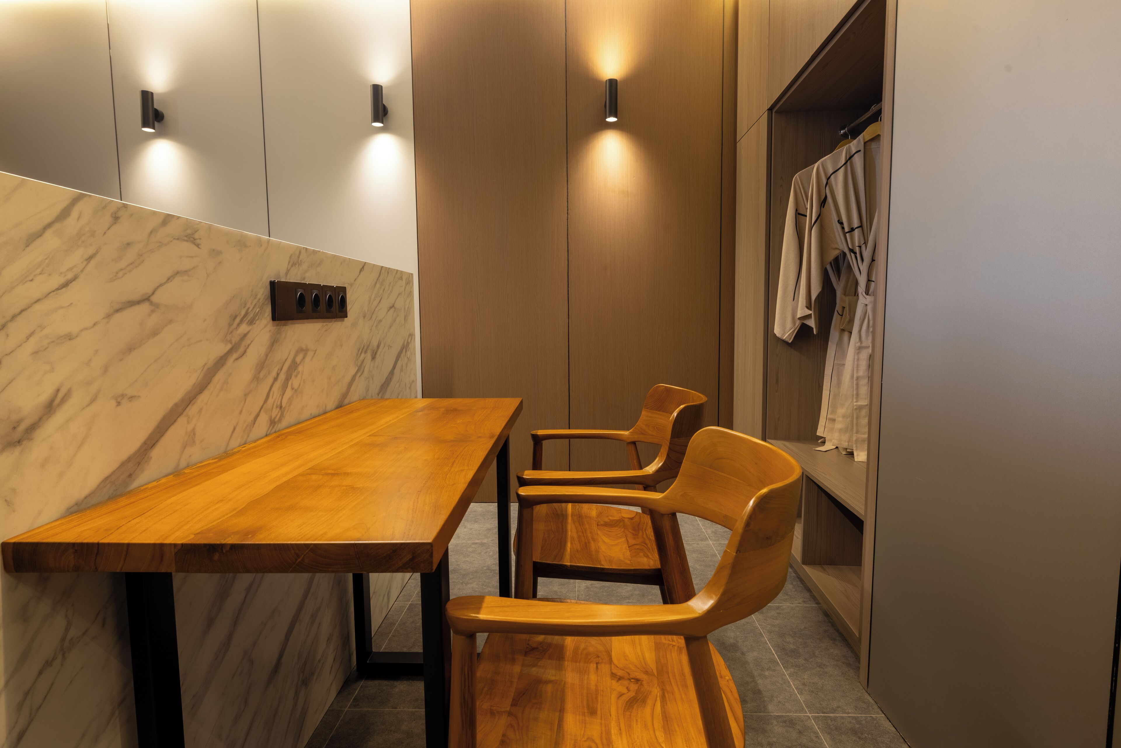 Estudio Deluxe, junto a la alberca | Cortinas blackout, insonorización y tabla de planchar con plancha 