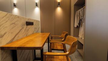 Deluxe Studio, Poolside | Blackout drapes, soundproofing, iron/ironing board, free WiFi