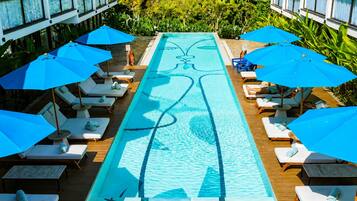 Estúdio luxo, vista para a piscina | Vista do quarto