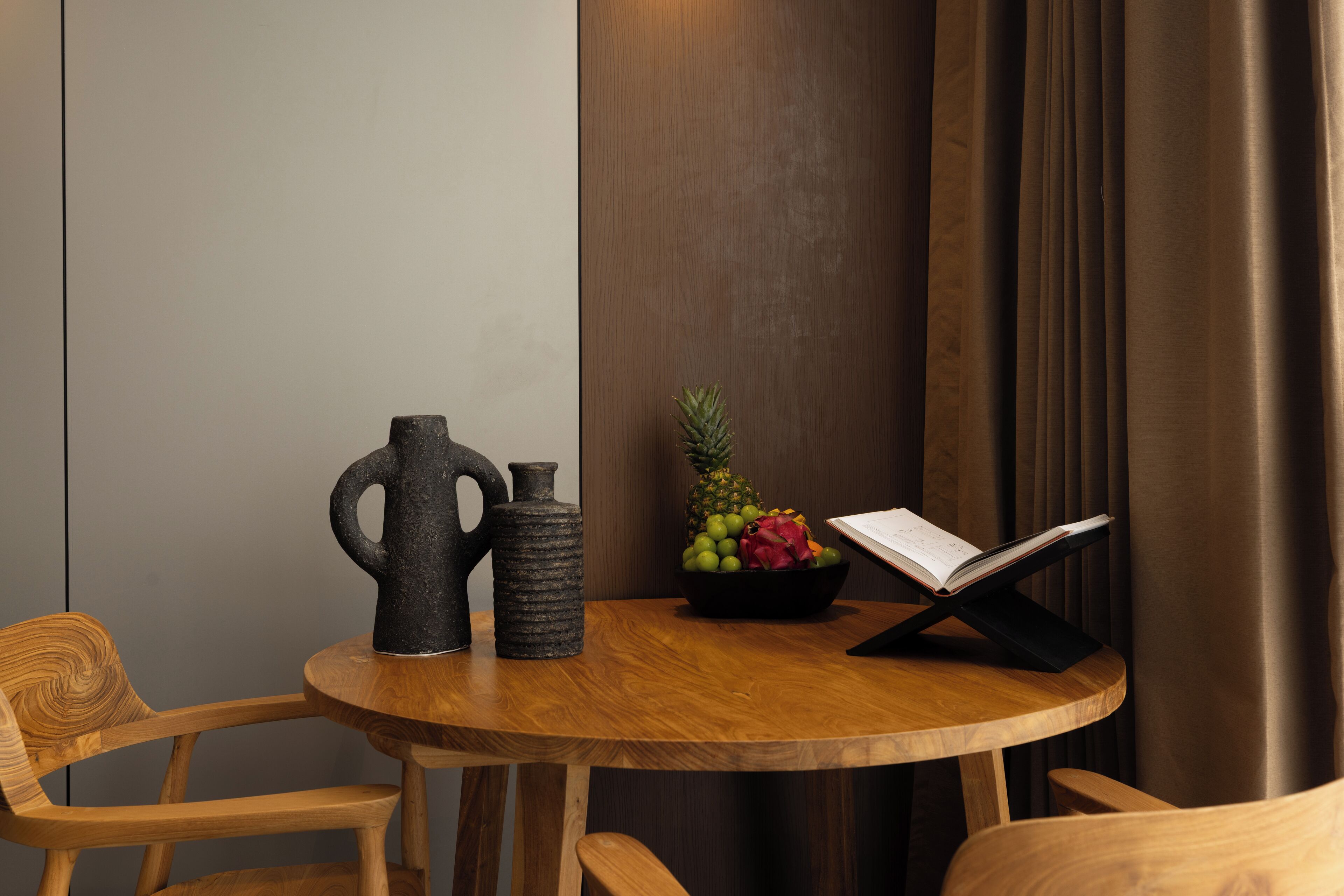 Estudio Deluxe, vista a la alberca | Cortinas blackout, insonorización y tabla de planchar con plancha 