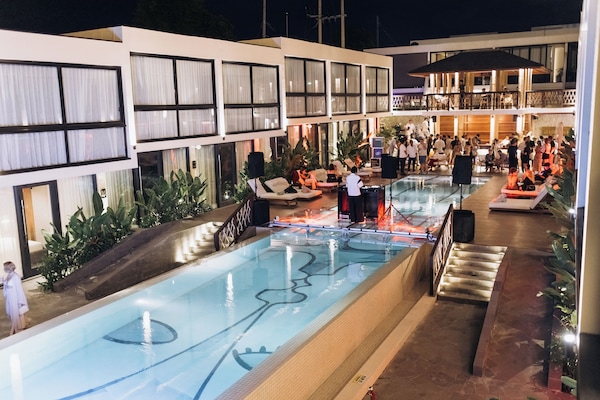 Una piscina al aire libre