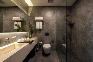 مستلزمات مجانية للعناية الشخصية، مجففات شعر، خف للقدمين، مناشف