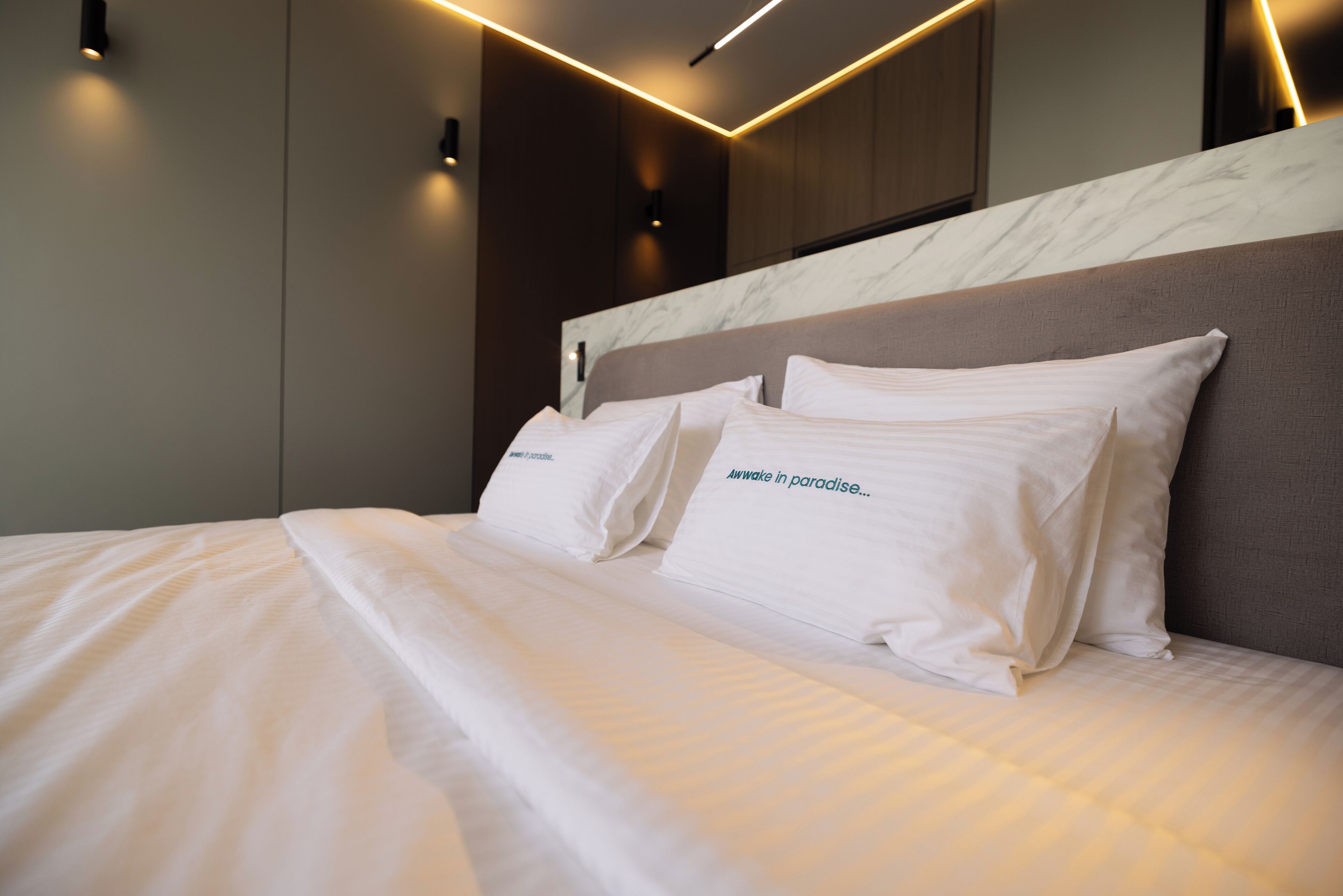 Estudio Deluxe, junto a la alberca | Cortinas blackout, insonorización y tabla de planchar con plancha 