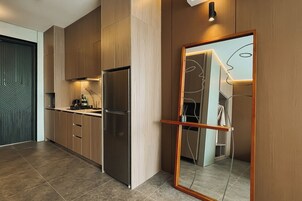 Deluxe Studio, Pool View | Langsir/tirai gelap terus, kalis bunyi, seterika/papan seterika 