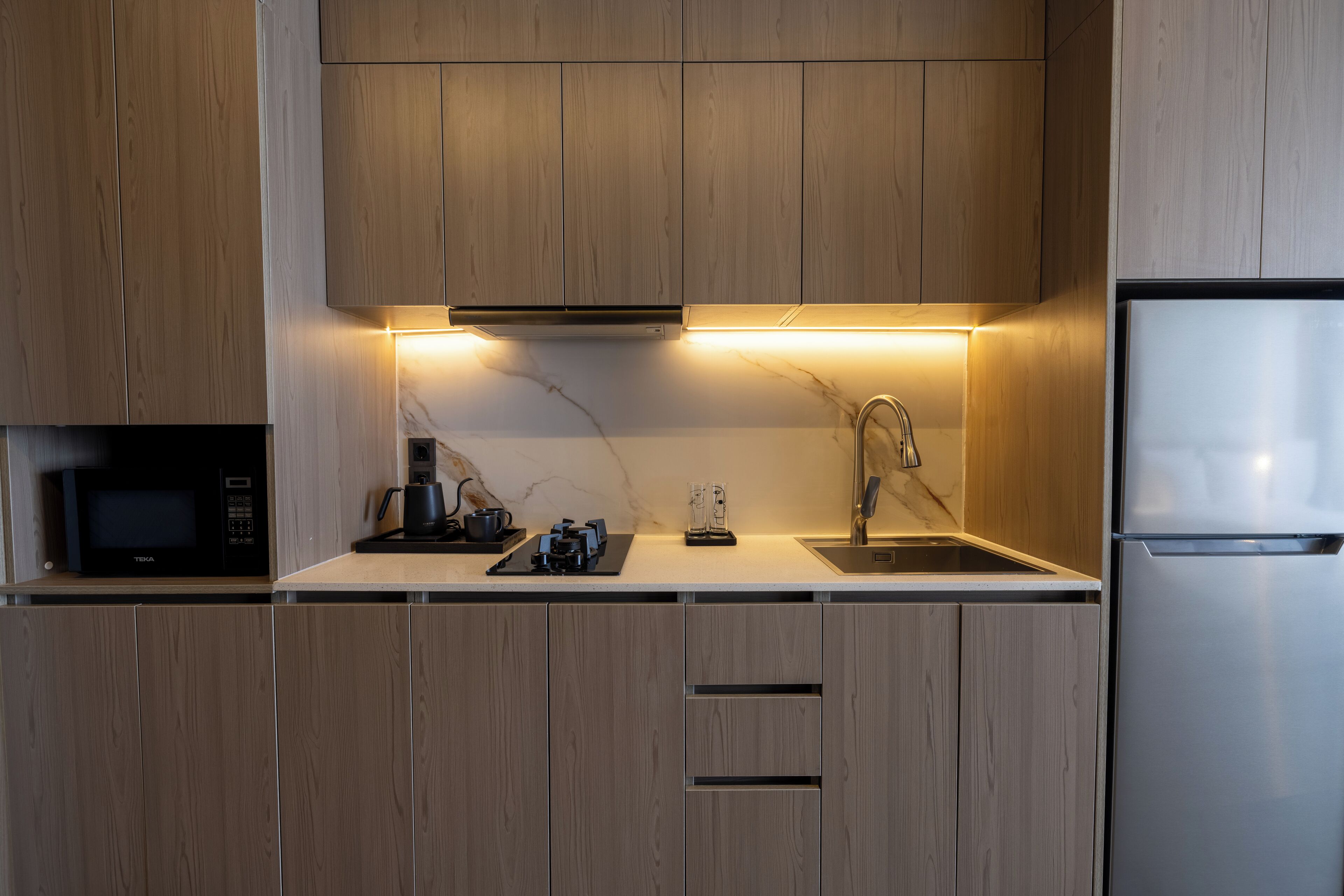 Mini réfrigérateur, micro-ondes, plaque de cuisson