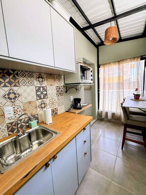 Private kitchen - Nice Studio in Campeche, Florianopolis, with Garden and Parking (Florianópolis)
