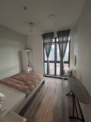 Condo, City View | Seterika/papan seterika, Wi-fi percuma