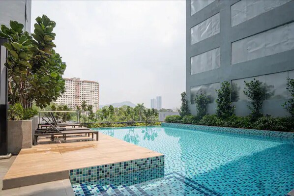 2 สระว่ายน้ำกลางแจ้ง