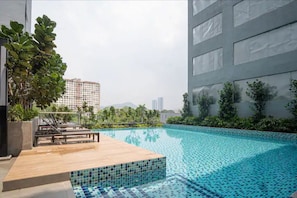 2 kolam renang terbuka