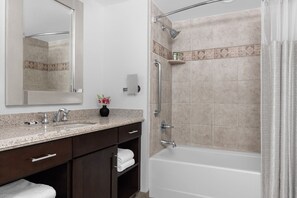 Hair dryer, towels, soap, toilet paper - Spacious 2-bedroom villa w/ king beds, kitchen, and living and dining areas. (Las Vegas)