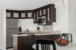 Private kitchen - Spacious 2-bedroom villa w/ king beds, kitchen, and living and dining areas. (Las Vegas)