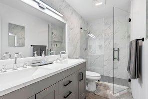 Hair dryer, towels, soap, toilet paper - Villa Azur 8BR Outdoor Oasis with Poolside Bar (Miami)