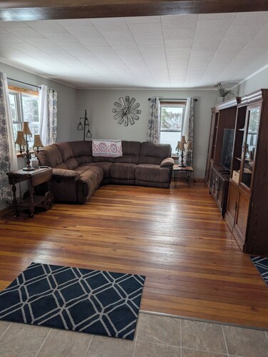 Tranquil Farmhouse - Sleeps 8 with AC in charming Hurley