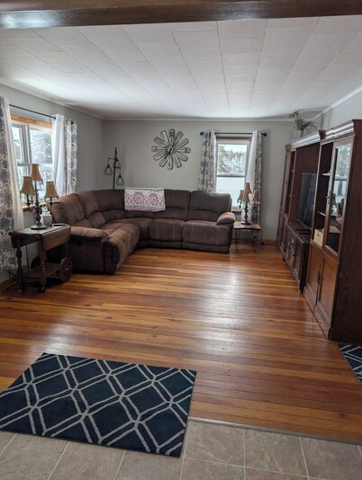 Tranquil Farmhouse - Sleeps 8 with AC in charming Hurley