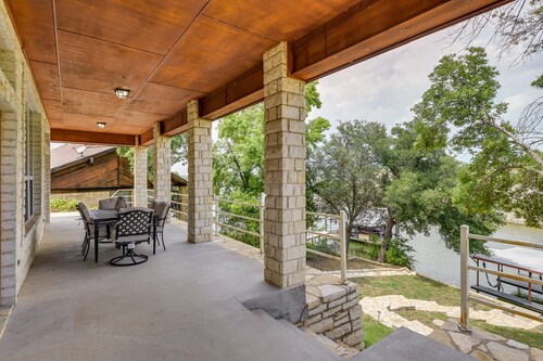 Spacious 5-bedroom Lake-Front house in charming Granbury with Dock