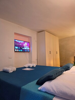 Iron/ironing board, free WiFi, bed sheets