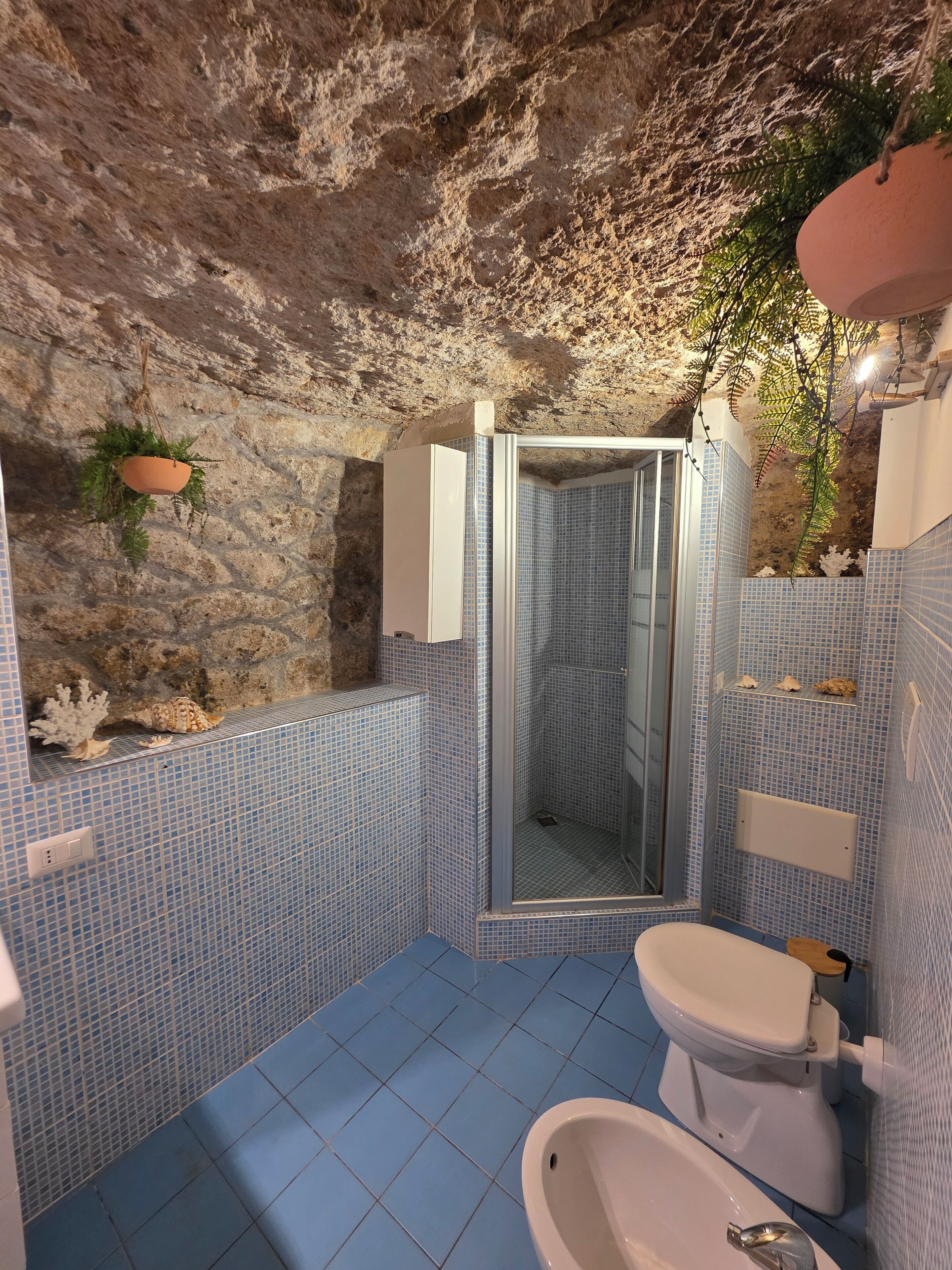 Dutxa, assecador de cabells, bidet i tovalloles 