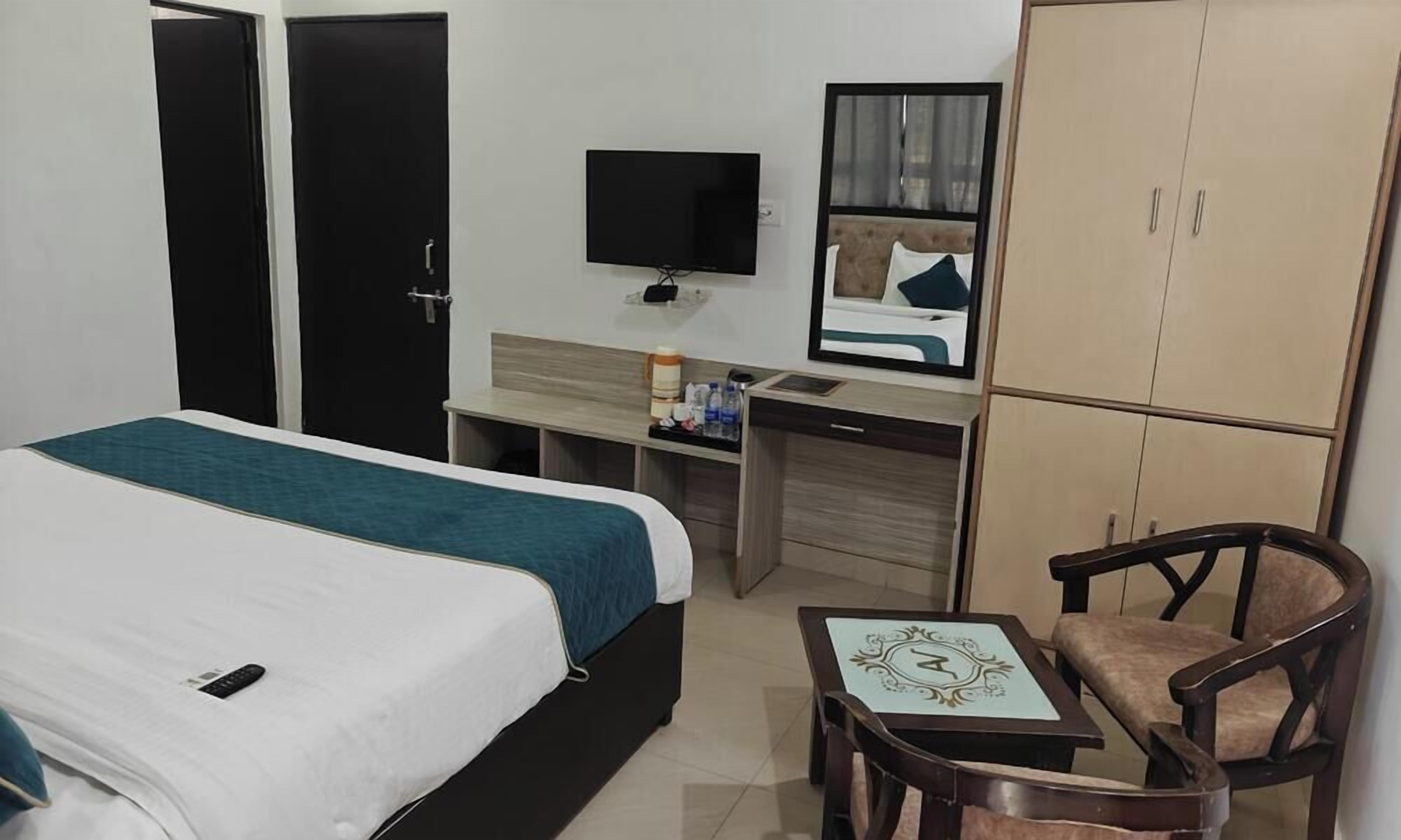 Camera Deluxe con letto matrimoniale o 2 letti singoli | Una cassaforte in camera, una scrivania, postazione laptop