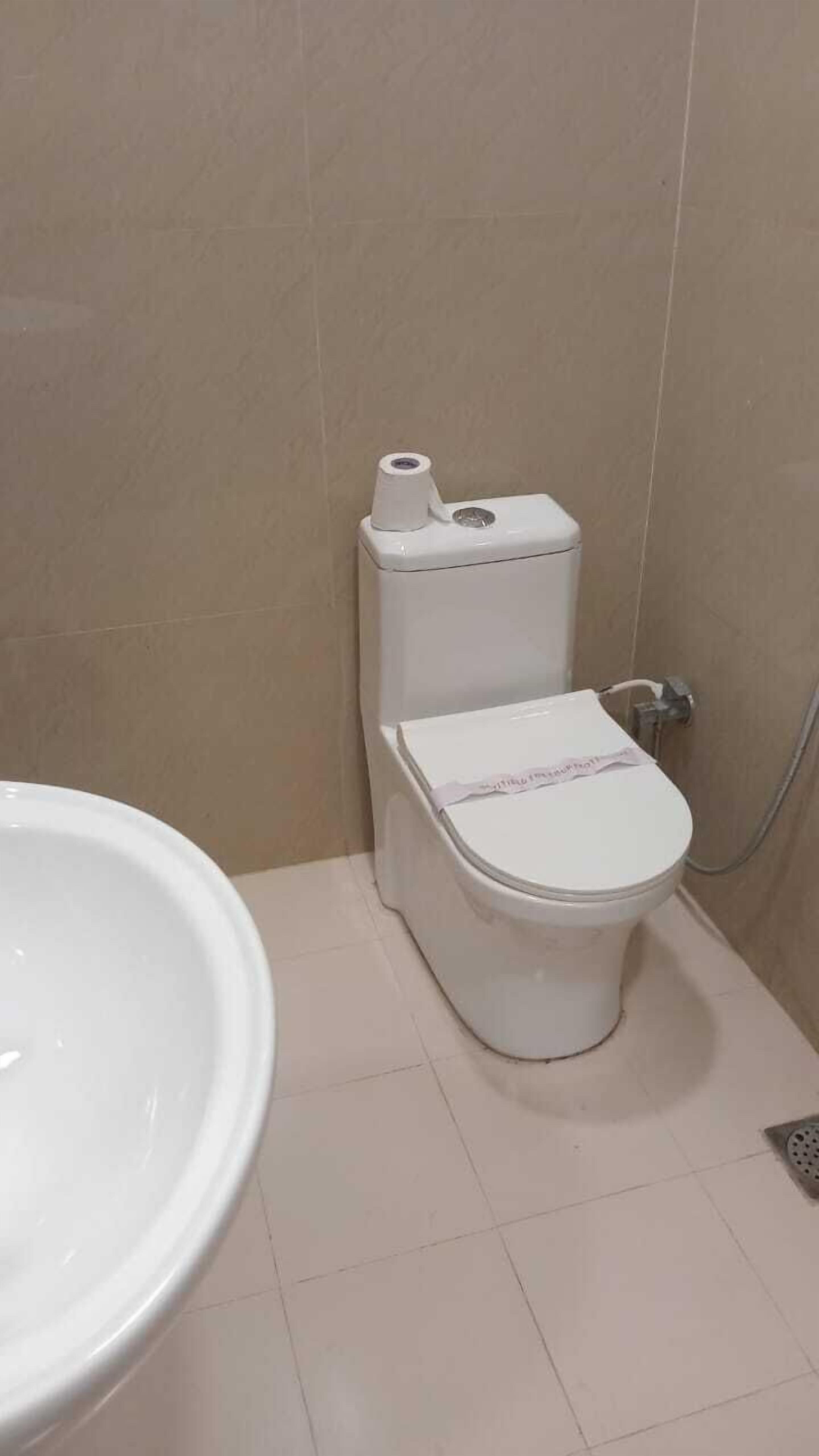 Chuveiro, chinelos, toalhas de banho, sabonete