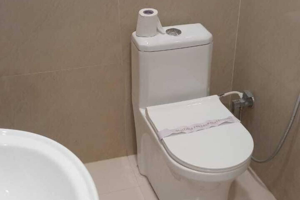 Chuveiro, chinelos, toalhas de banho, sabonete