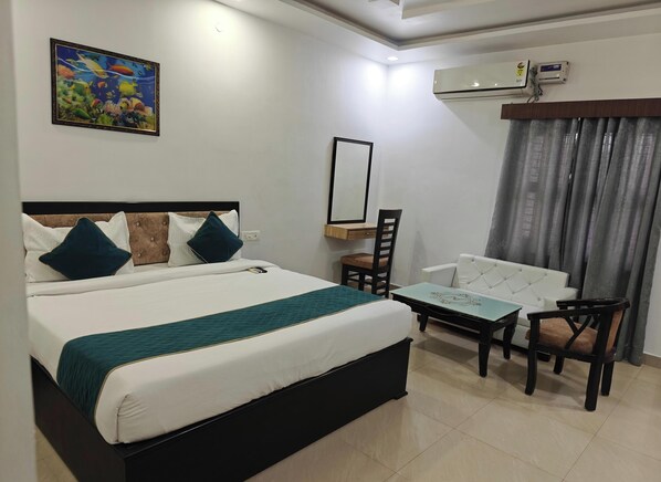 Luxury Studio, Garden View | In-room safe, desk, laptop workspace, blackout drapes - Hotel advantage inn  (Prayagraj)