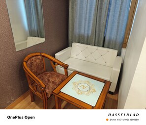 Luxury Studio, Garden View | Living area