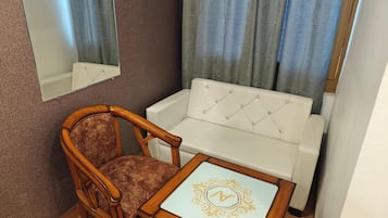 Luxury Studio, Garden View | Living area