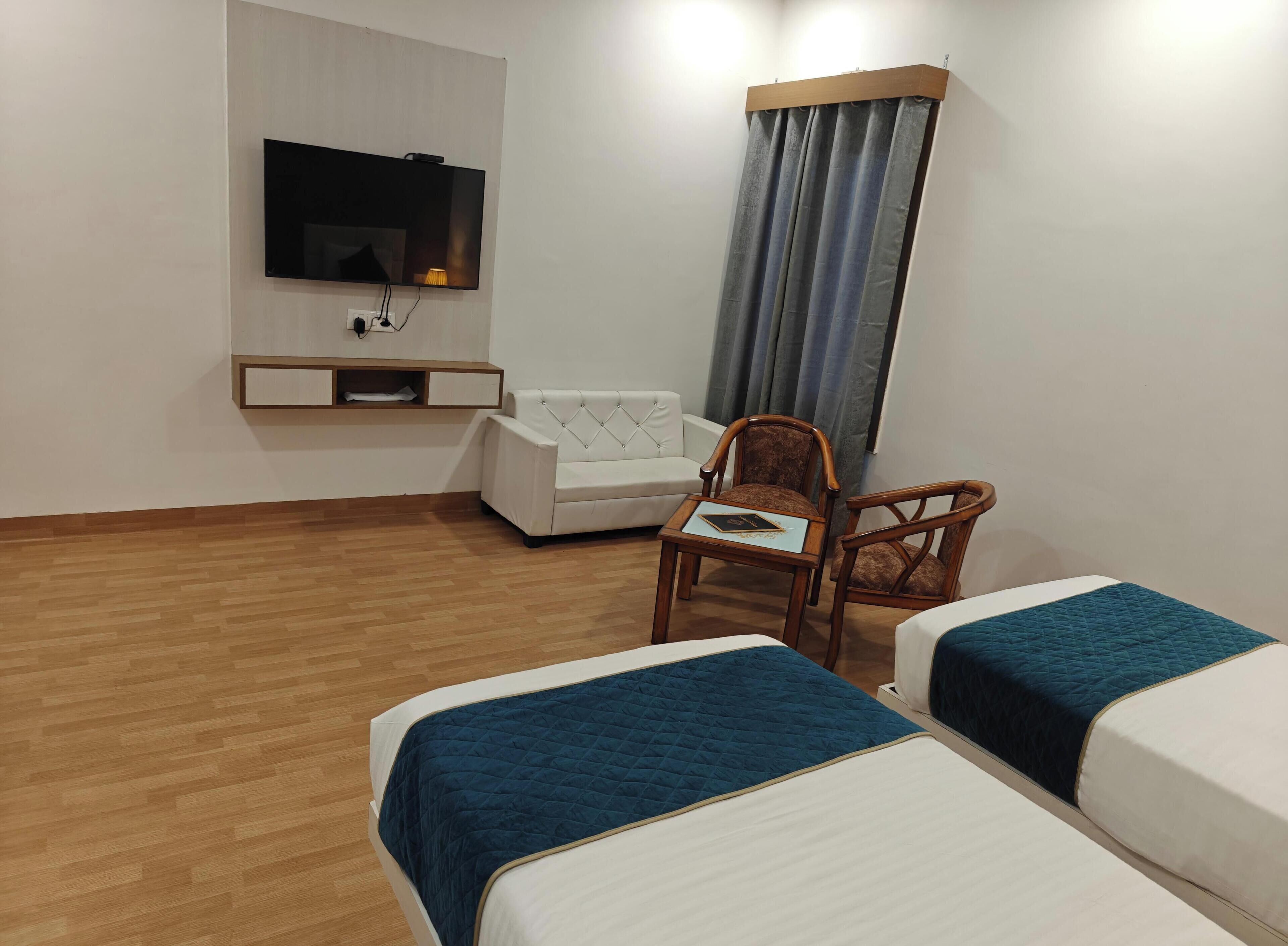 Estudio de lujo, vista al jardín | Caja de seguridad en la habitación y escritorio 