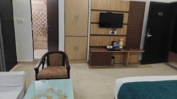 Luxury Studio, Garden View | In-room safe, desk, laptop workspace, blackout curtains