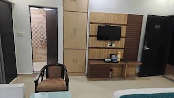 Luxury Studio, Garden View | In-room safe, desk, laptop workspace, blackout curtains