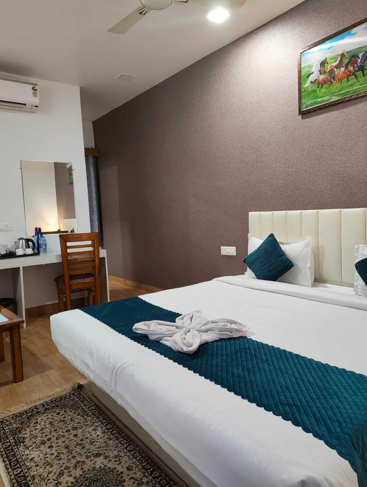 خزنة داخل الغرفة ومكتب ومساحة عمل للكمبيوتر المحمول وستائر تعتيم