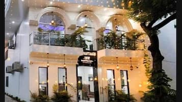 Deluxe Double or Twin Room | Bathroom | Shower, slippers, towels, soap